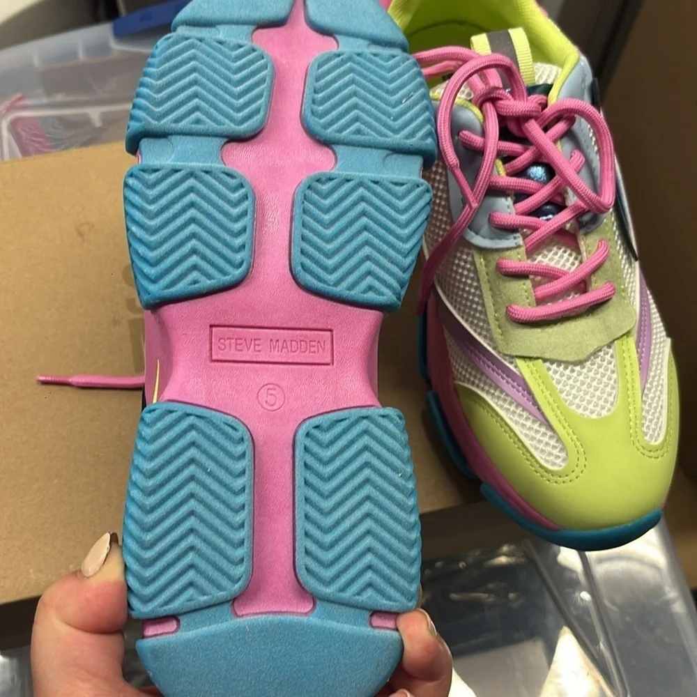 Size 5 Girls Steve Madden Sneakers 🍭